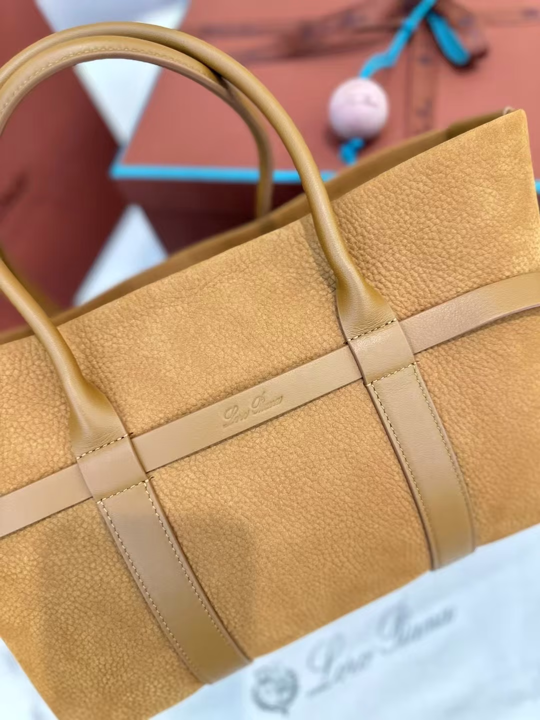 Loro Piana｜New Ghiera ShopperThe large-capacity design is made of grained leather and is versatile. The buckle creates a unique style, and it can also be carried closed for a sophisticated look. Whether it is carried on the shoulder or by hand, it can be easily controlled and exudes elegance.