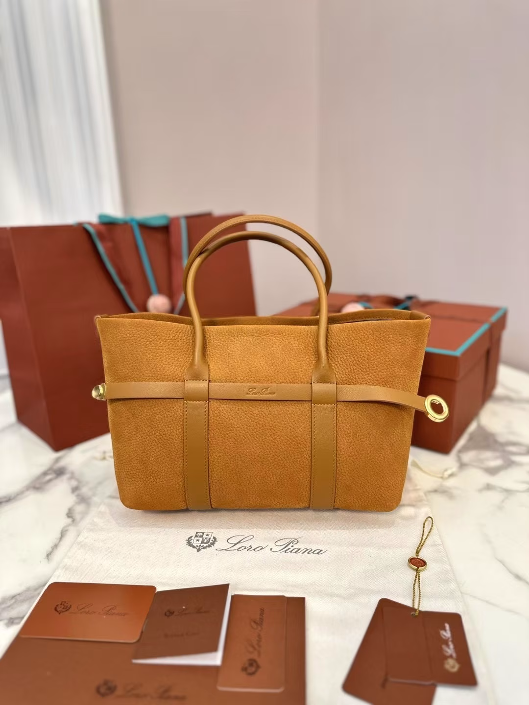 Loro Piana｜New Ghiera ShopperThe large-capacity design is made of grained leather and is versatile. The buckle creates a unique style, and it can also be carried closed for a sophisticated look. Whether it is carried on the shoulder or by hand, it can be easily controlled and exudes elegance.
