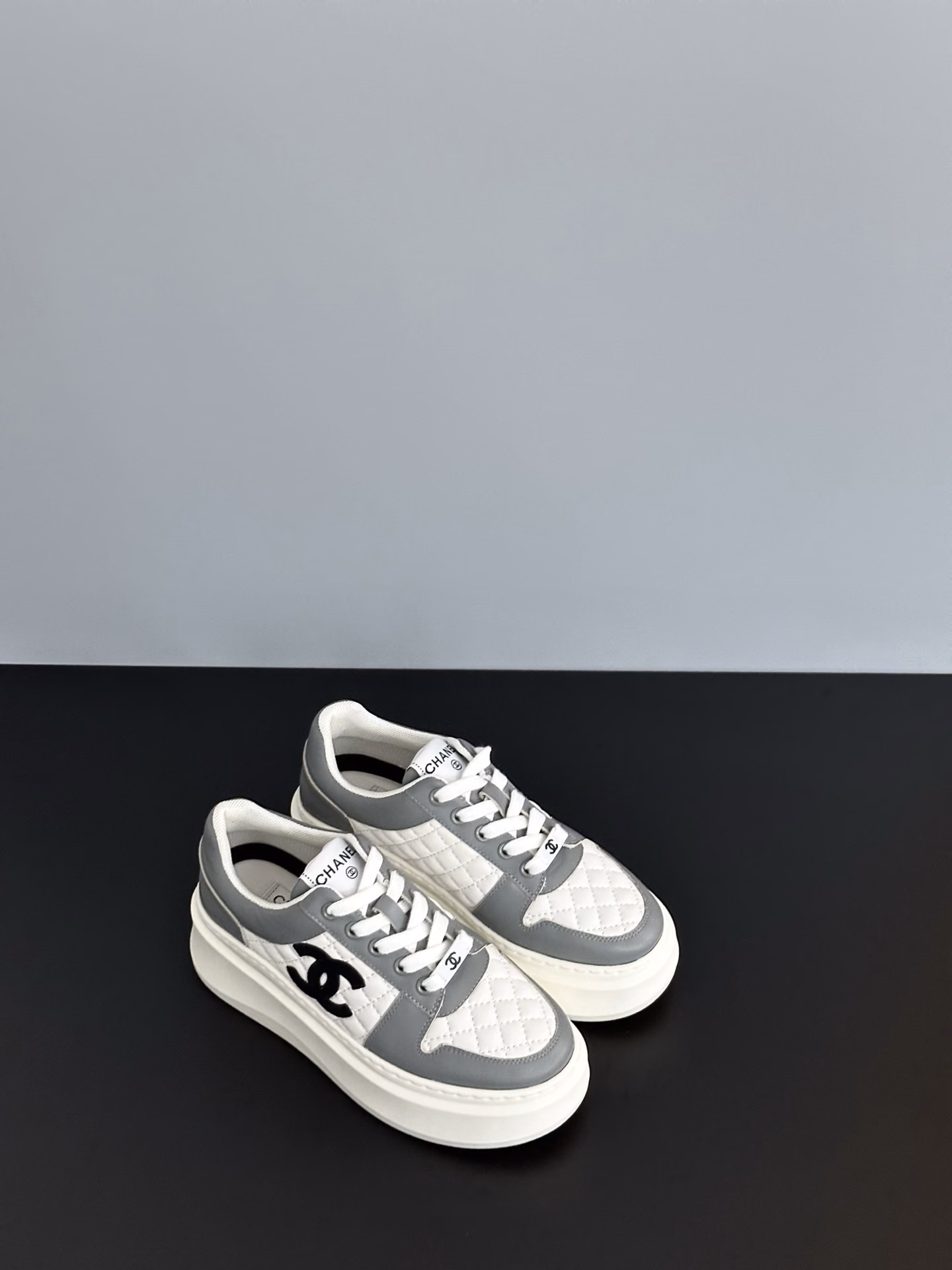 𝗖𝗵𝗮𝗻𝗲𝗹Thick-soled white shoesFull of details! Xiaohongshu strongly recommends this model, it looks good no matter how you match it, a must-have for fashionistas, and women love the simple and irresistible styleMatching shows a unique dressing style, free mix and match to shine in place, keep up with the pace of fashion