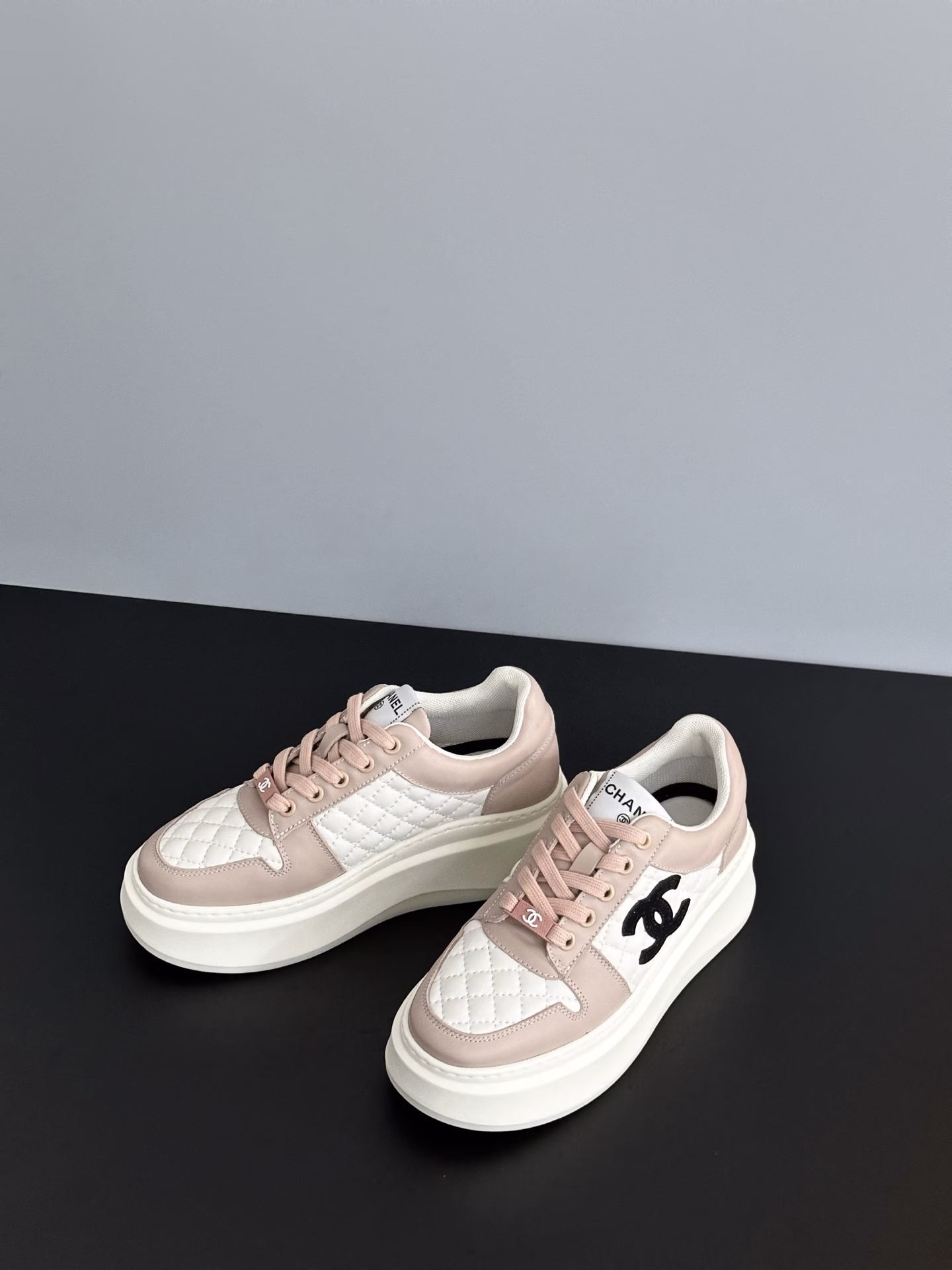 𝗖𝗵𝗮𝗻𝗲𝗹Thick-soled white shoesFull of details! Xiaohongshu strongly recommends this model, it looks good no matter how you match it, a must-have for fashionistas, and women love the simple and irresistible styleMatching shows a unique dressing style, free mix and match to shine in place, keep up with the pace of fashion