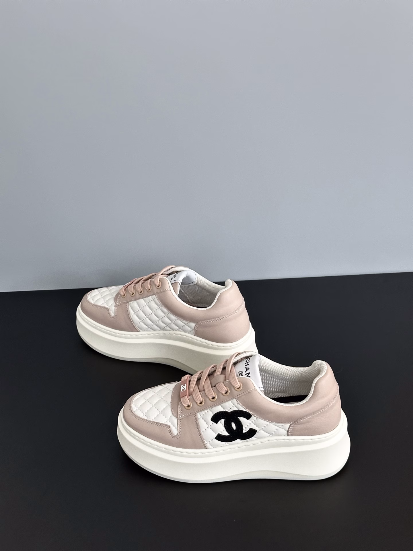 𝗖𝗵𝗮𝗻𝗲𝗹Thick-soled white shoesFull of details! Xiaohongshu strongly recommends this model, it looks good no matter how you match it, a must-have for fashionistas, and women love the simple and irresistible styleMatching shows a unique dressing style, free mix and match to shine in place, keep up with the pace of fashion