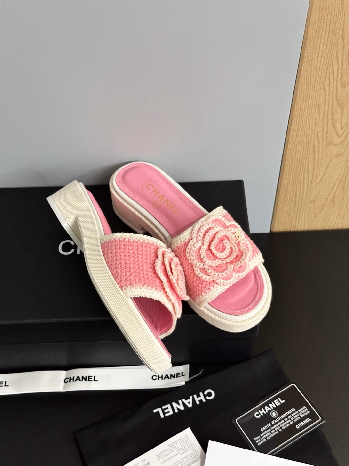 𝐂𝐇𝐀𝐍𝐋𝐄 thick-soled slippersFull of details! A must-have for fashionistas, women love the simple and irresistible style, especially exquisite and artistic, easy to wear in commuting and leisure occasionsPairing shows a unique dressing style