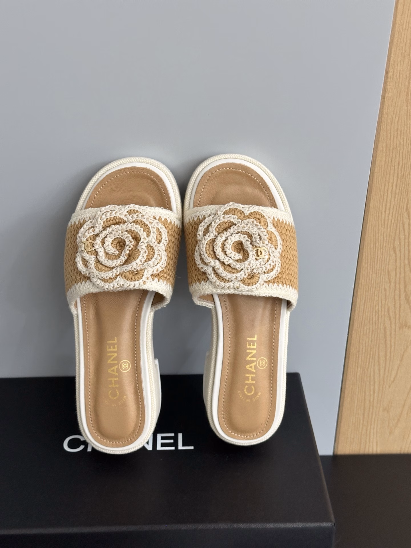 𝐂𝐇𝐀𝐍𝐋𝐄 thick-soled slippersFull of details! A must-have for fashionistas, women love the simple and irresistible style, especially exquisite and artistic, easy to wear in commuting and leisure occasionsPairing shows a unique dressing style