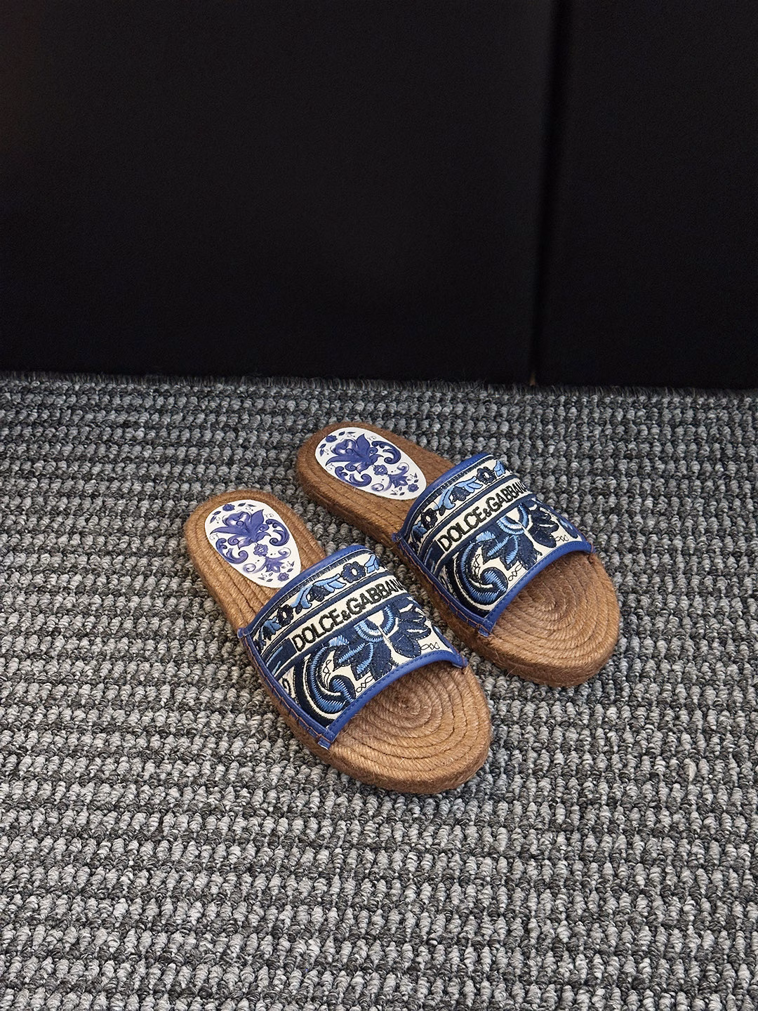 𝐃𝐎𝐋𝐂𝐄&𝐆𝐀𝐁𝐁𝐀𝐍𝐀 Summer fashion shoes Eco-friendly hemp rope woven sole Metal LGOG Celebrity slippersThe Italian romantic aesthetics of Dolce & Gabbana silk series sandals collide with classic and modern styles, with visible high-end feel𝓓𝓖Dolce & Gabbana show live
