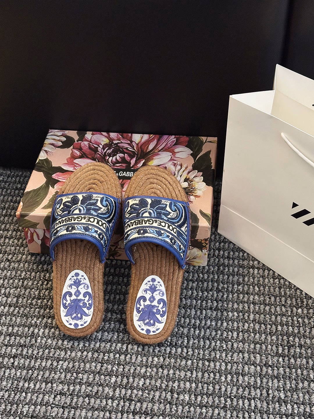 𝐃𝐎𝐋𝐂𝐄&𝐆𝐀𝐁𝐁𝐀𝐍𝐀 Summer fashion shoes Eco-friendly hemp rope woven sole Metal LGOG Celebrity slippersThe Italian romantic aesthetics of Dolce & Gabbana silk series sandals collide with classic and modern styles, with visible high-end feel𝓓𝓖Dolce & Gabbana show live