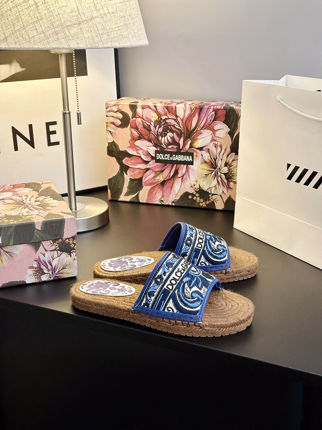 𝐃𝐎𝐋𝐂𝐄&𝐆𝐀𝐁𝐁𝐀𝐍𝐀 Summer fashion shoes Eco-friendly hemp rope woven sole Metal LGOG Celebrity slippersThe Italian romantic aesthetics of Dolce & Gabbana silk series sandals collide with classic and modern styles, with visible high-end feel𝓓𝓖Dolce & Gabbana show live