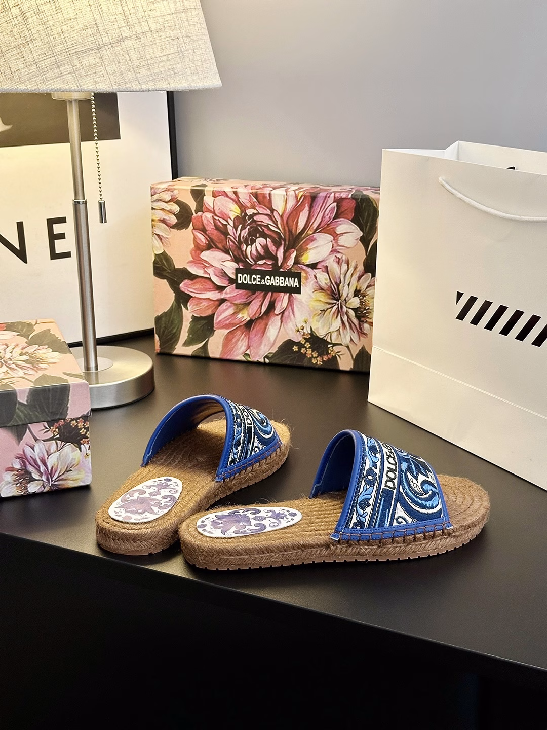 𝐃𝐎𝐋𝐂𝐄&𝐆𝐀𝐁𝐁𝐀𝐍𝐀 Summer fashion shoes Eco-friendly hemp rope woven sole Metal LGOG Celebrity slippersThe Italian romantic aesthetics of Dolce & Gabbana silk series sandals collide with classic and modern styles, with visible high-end feel𝓓𝓖Dolce & Gabbana show live