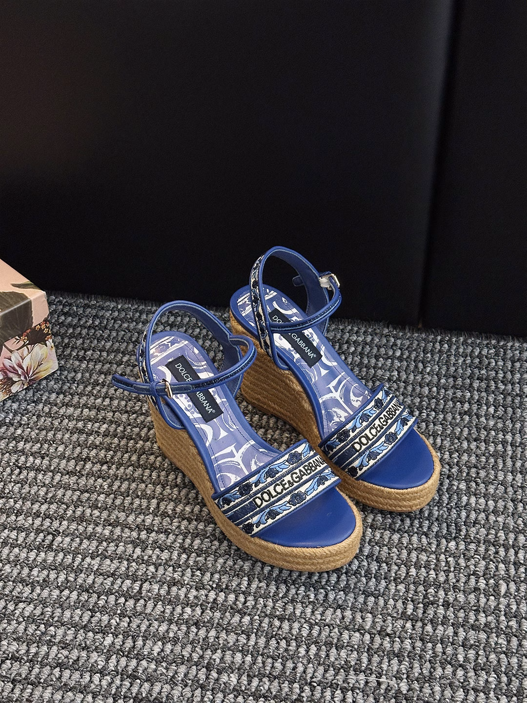 𝐃𝐎𝐋𝐂𝐄&𝐆𝐀𝐁𝐁𝐀𝐍𝐀Wedge-heeled platform hemp rope bottom sandals𝓓&𝓖The collision of classic and modern Italian romantic aesthetics Dolce & Gabbana silk series sandals lines, visible sense of luxury,𝓓𝓖Dolce & Gabbana show live, Dolce & Gabbana's designs always combine classicism and modern style and are creative and romantic Baroque style Baroque court style Italian aesthetics Sicily beautiful legend