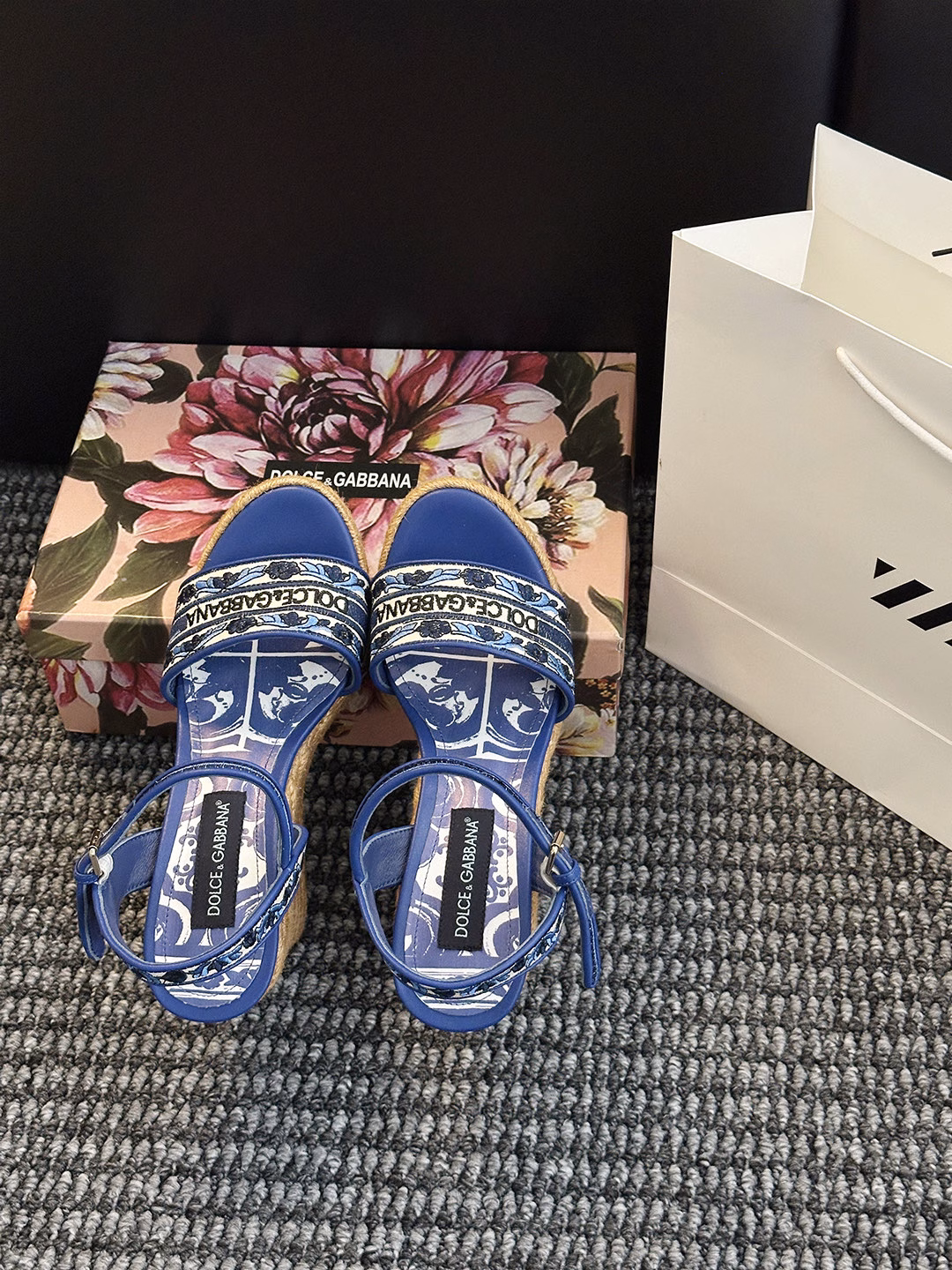 𝐃𝐎𝐋𝐂𝐄&𝐆𝐀𝐁𝐁𝐀𝐍𝐀Wedge-heeled platform hemp rope bottom sandals𝓓&𝓖The collision of classic and modern Italian romantic aesthetics Dolce & Gabbana silk series sandals lines, visible sense of luxury,𝓓𝓖Dolce & Gabbana show live, Dolce & Gabbana's designs always combine classicism and modern style and are creative and romantic Baroque style Baroque court style Italian aesthetics Sicily beautiful legend