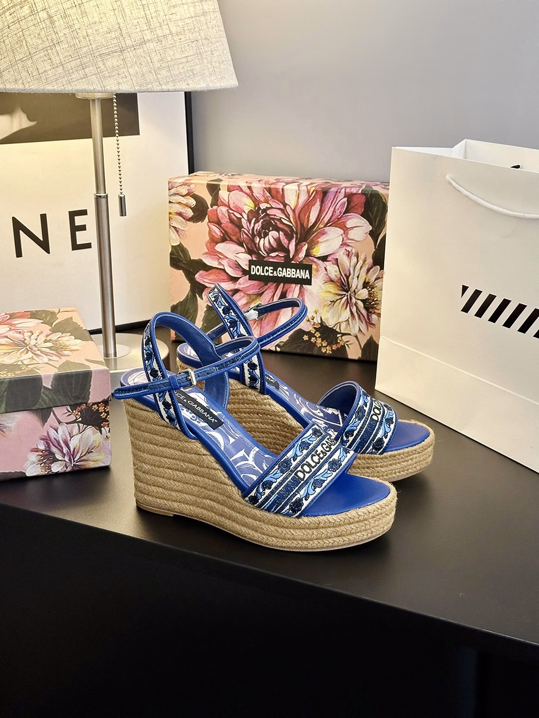 𝐃𝐎𝐋𝐂𝐄&𝐆𝐀𝐁𝐁𝐀𝐍𝐀Wedge-heeled platform hemp rope bottom sandals𝓓&𝓖The collision of classic and modern Italian romantic aesthetics Dolce & Gabbana silk series sandals lines, visible sense of luxury,𝓓𝓖Dolce & Gabbana show live, Dolce & Gabbana's designs always combine classicism and modern style and are creative and romantic Baroque style Baroque court style Italian aesthetics Sicily beautiful legend