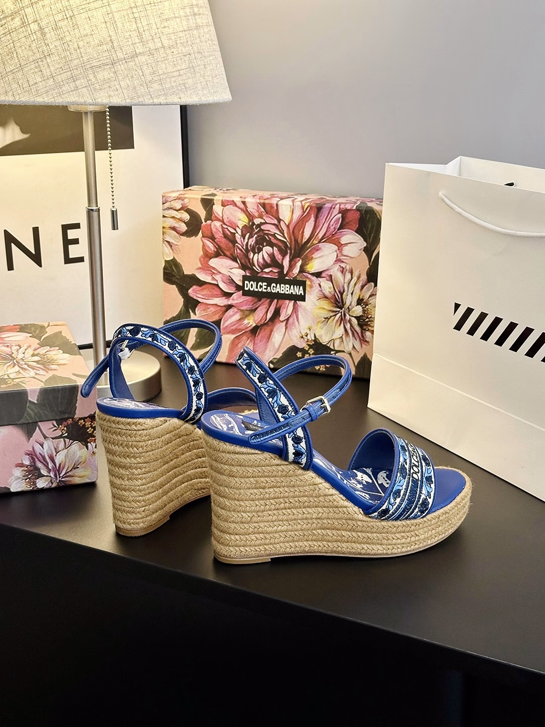 𝐃𝐎𝐋𝐂𝐄&𝐆𝐀𝐁𝐁𝐀𝐍𝐀Wedge-heeled platform hemp rope bottom sandals𝓓&𝓖The collision of classic and modern Italian romantic aesthetics Dolce & Gabbana silk series sandals lines, visible sense of luxury,𝓓𝓖Dolce & Gabbana show live, Dolce & Gabbana's designs always combine classicism and modern style and are creative and romantic Baroque style Baroque court style Italian aesthetics Sicily beautiful legend