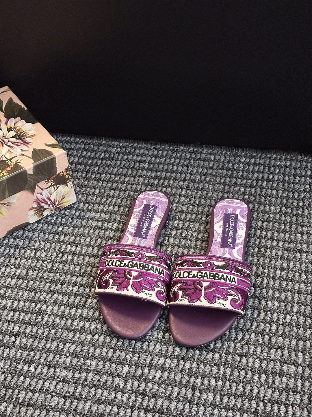 𝐃𝐎𝐋𝐂𝐄&𝐆𝐀𝐁𝐁𝐀𝐍𝐀 Summer fashion shoes LGOG celebrity-style slippersThe Italian romantic aesthetics of the collision of classic and modern, the lines of the Dolce & Gabbana silk series sandals, the sense of luxury that can be seen,𝓓𝓖Dolce & Gabbana show live