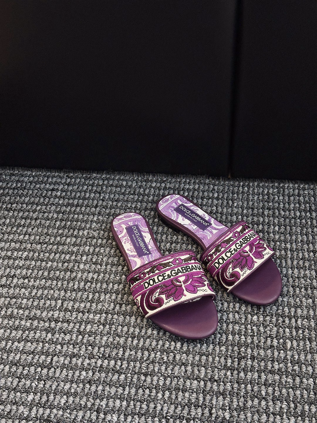 𝐃𝐎𝐋𝐂𝐄&𝐆𝐀𝐁𝐁𝐀𝐍𝐀 Summer fashion shoes LGOG celebrity-style slippersThe Italian romantic aesthetics of the collision of classic and modern, the lines of the Dolce & Gabbana silk series sandals, the sense of luxury that can be seen,𝓓𝓖Dolce & Gabbana show live