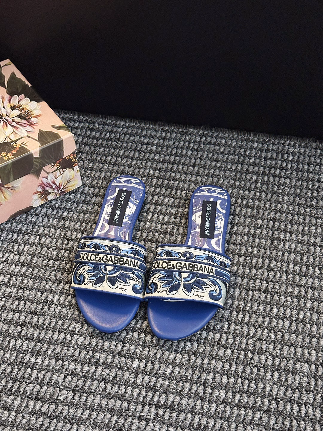 𝐃𝐎𝐋𝐂𝐄&𝐆𝐀𝐁𝐁𝐀𝐍𝐀 Summer fashion shoes LGOG celebrity-style slippersThe Italian romantic aesthetics of the collision of classic and modern, the lines of the Dolce & Gabbana silk series sandals, the sense of luxury that can be seen,𝓓𝓖Dolce & Gabbana show live
