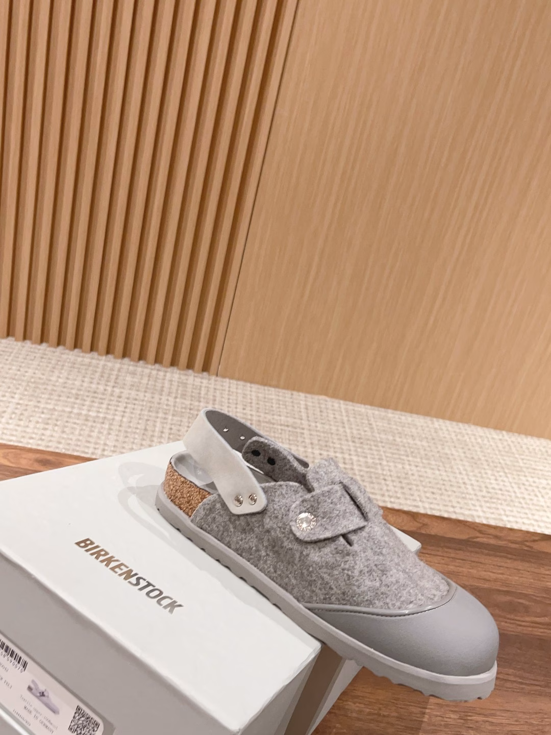 Couple's model 𝘿𝙞𝙤𝙧 𝙭 𝘽𝙞𝙧𝙠𝙚𝙣𝙨𝙩𝙤𝙘𔰬 said this pair of shoes is hard to findInspired by Mr. Dior's passion for nature and gardens, the 