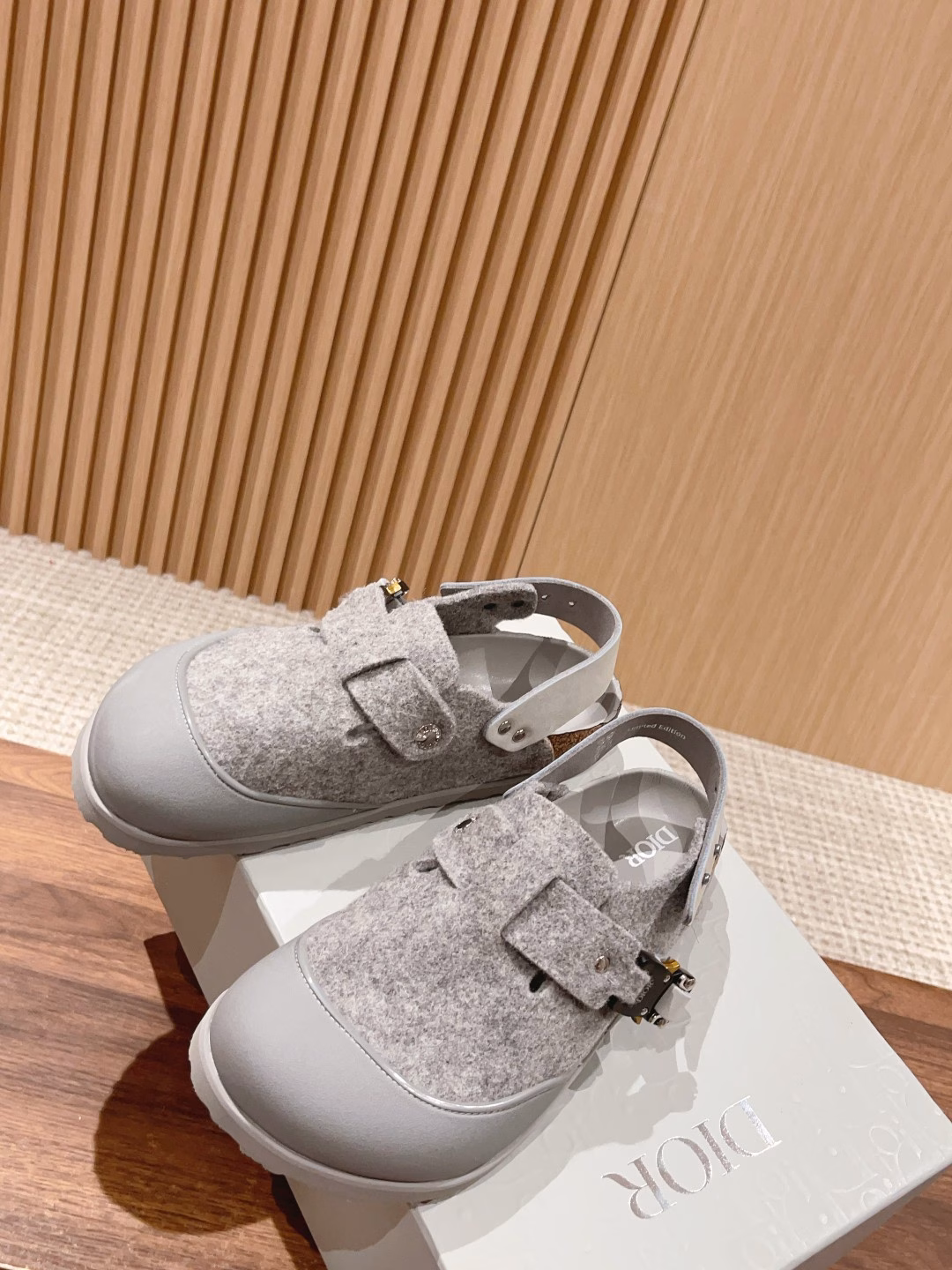 Couple's model 𝘿𝙞𝙤𝙧 𝙭 𝘽𝙞𝙧𝙠𝙚𝙣𝙨𝙩𝙤𝙘𔰬 said this pair of shoes is hard to findInspired by Mr. Dior's passion for nature and gardens, the 