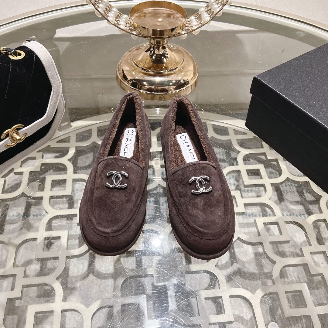 chane…l 2025 new arrival～Chanel 25 autumn and winter new furry loafersThe upper is decorated with double C-buckle logo letter buckle, which is very beautifulCow suede material, very good texture