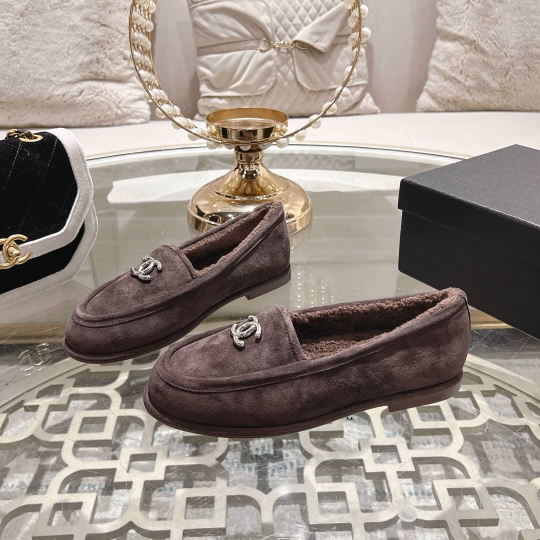 chane…l 2025 new arrival～Chanel 25 autumn and winter new furry loafersThe upper is decorated with double C-buckle logo letter buckle, which is very beautifulCow suede material, very good texture