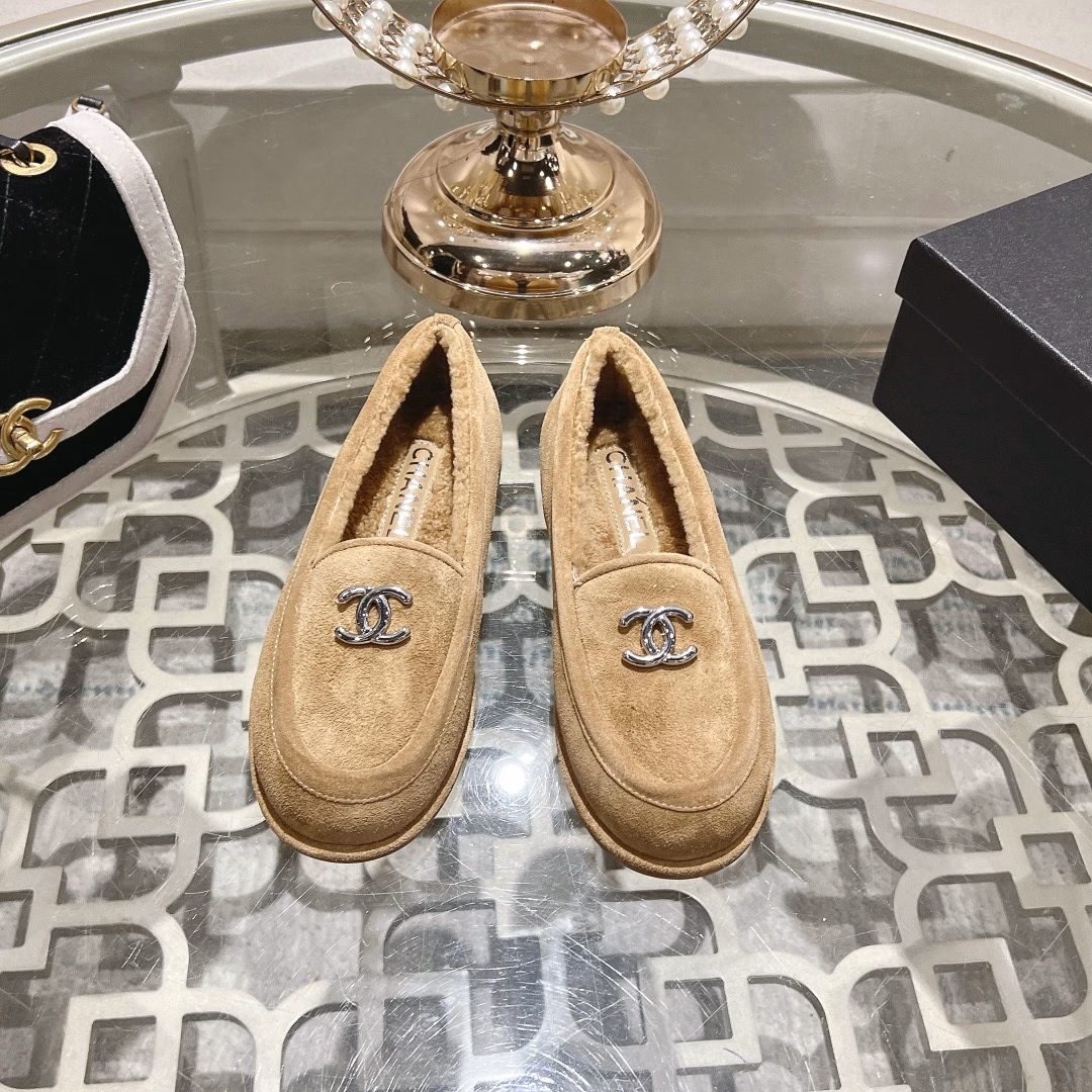 chane…l 2025 new arrival～Chanel 25 autumn and winter new furry loafersThe upper is decorated with double C-buckle logo letter buckle, which is very beautifulCow suede material, very good texture