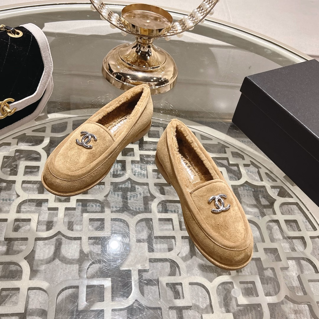 chane…l 2025 new arrival～Chanel 25 autumn and winter new furry loafersThe upper is decorated with double C-buckle logo letter buckle, which is very beautifulCow suede material, very good texture