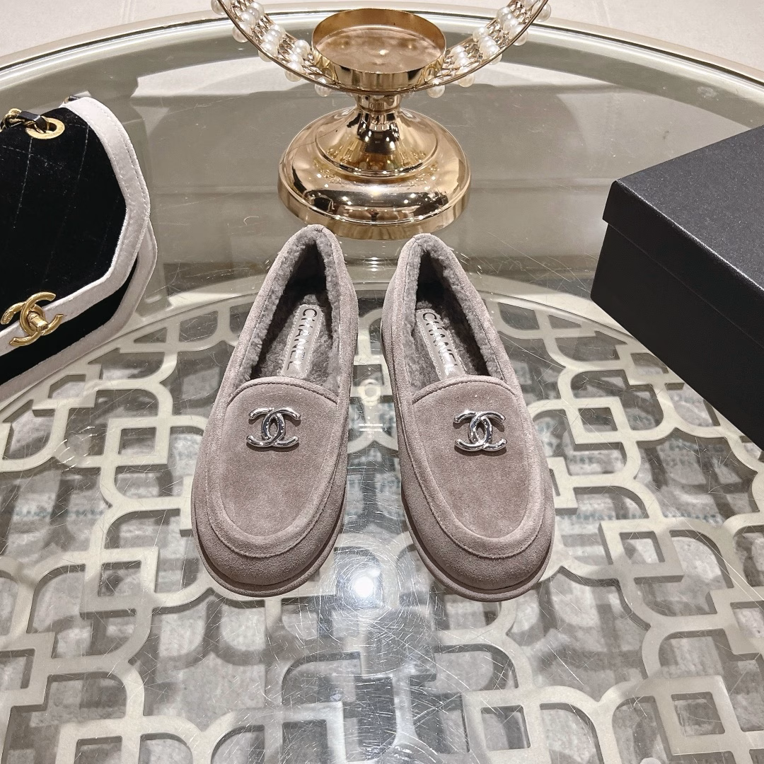 chane…l 2025 new arrival～Chanel 25 autumn and winter new furry loafersThe upper is decorated with double C-buckle logo letter buckle, which is very beautifulCow suede material, very good texture