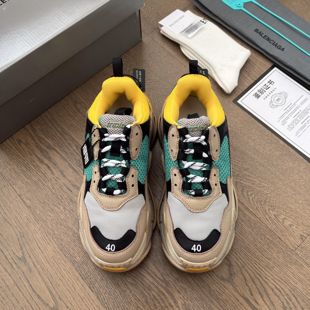 Balenciaga's first generation of dad shoes, like Kanye West, created a running shoe that exudes a 
