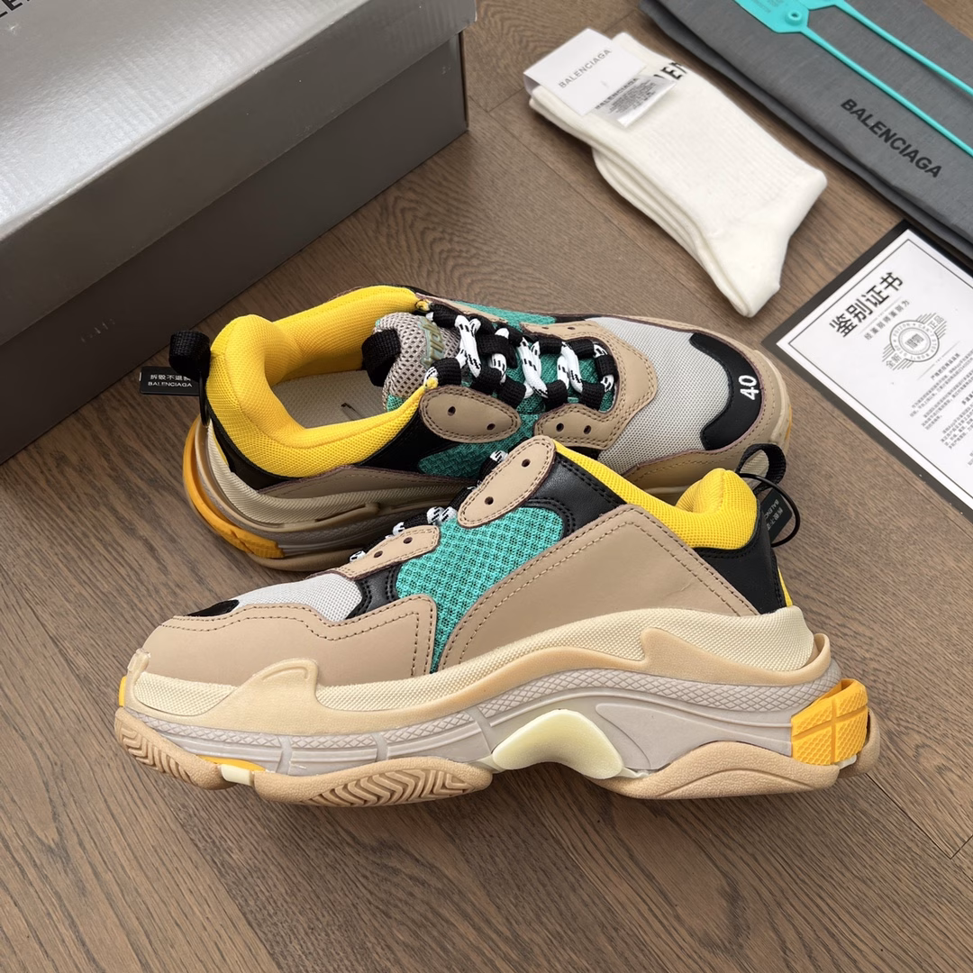 Balenciaga's first generation of dad shoes, like Kanye West, created a running shoe that exudes a 