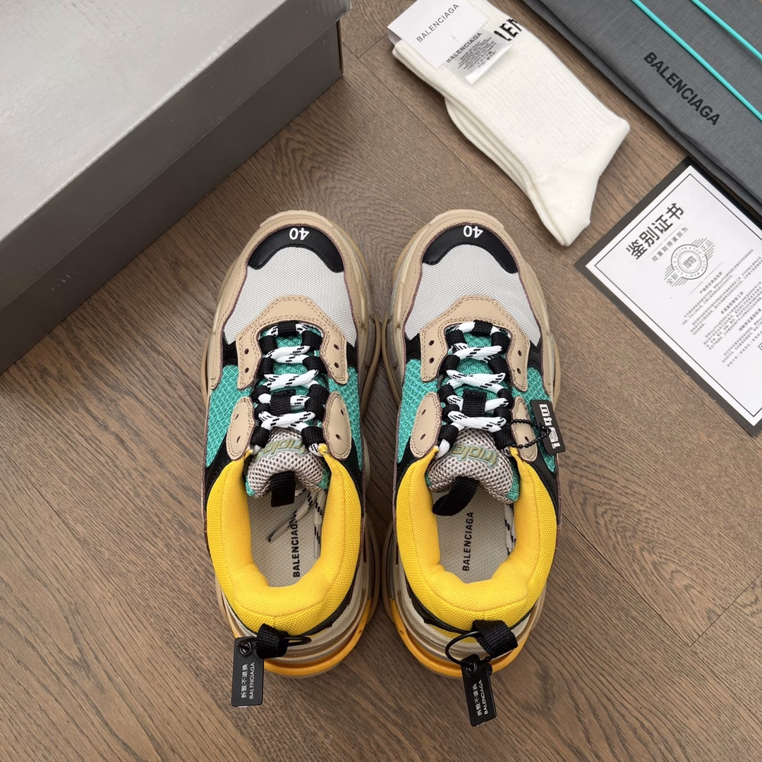Balenciaga's first generation of dad shoes, like Kanye West, created a running shoe that exudes a 
