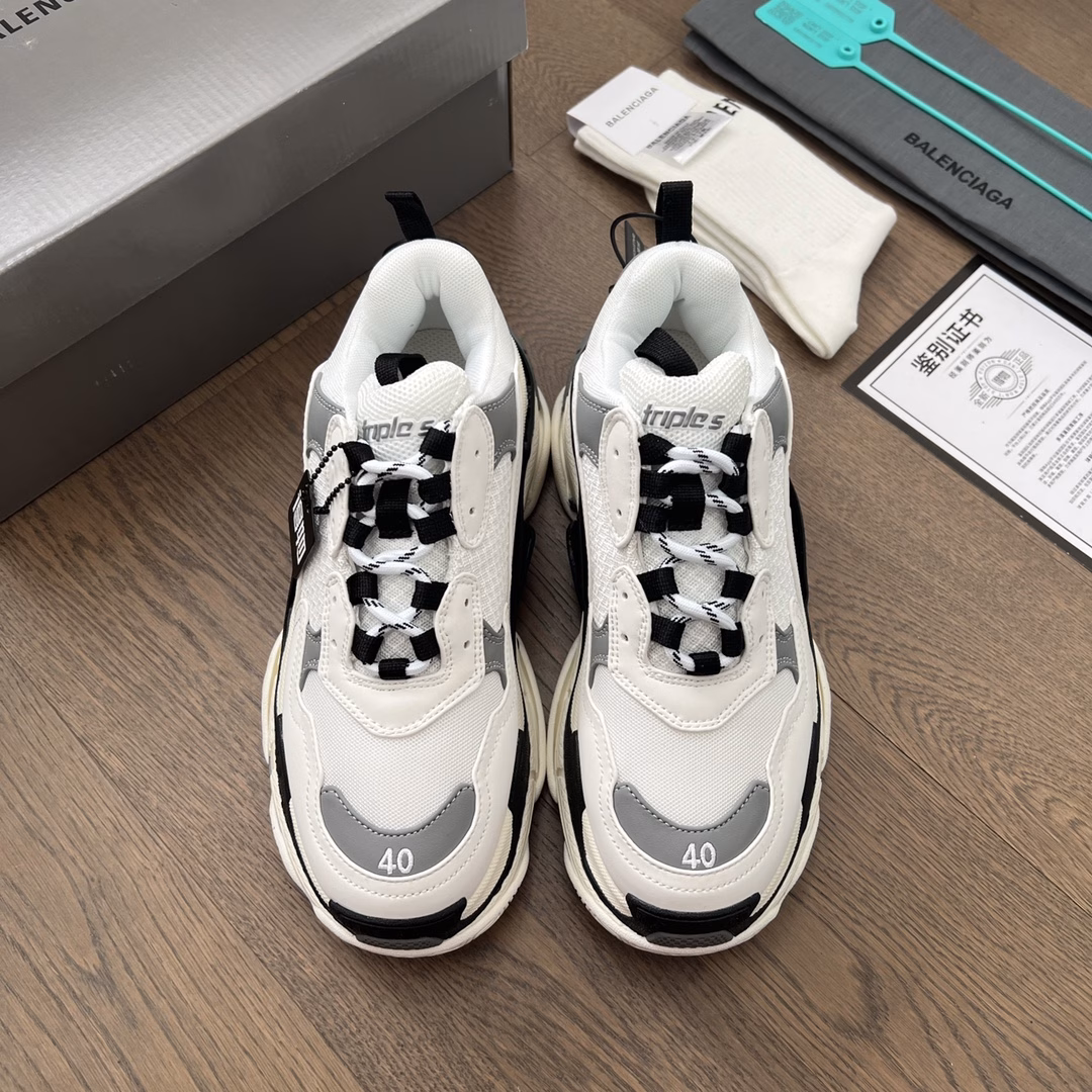 Balenciaga's first generation of dad shoes, like Kanye West, created a running shoe that exudes a 