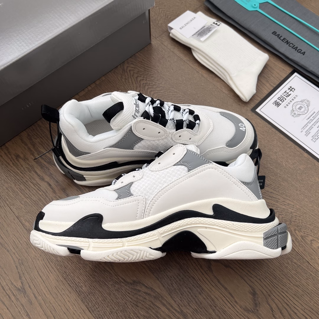 Balenciaga's first generation of dad shoes, like Kanye West, created a running shoe that exudes a 