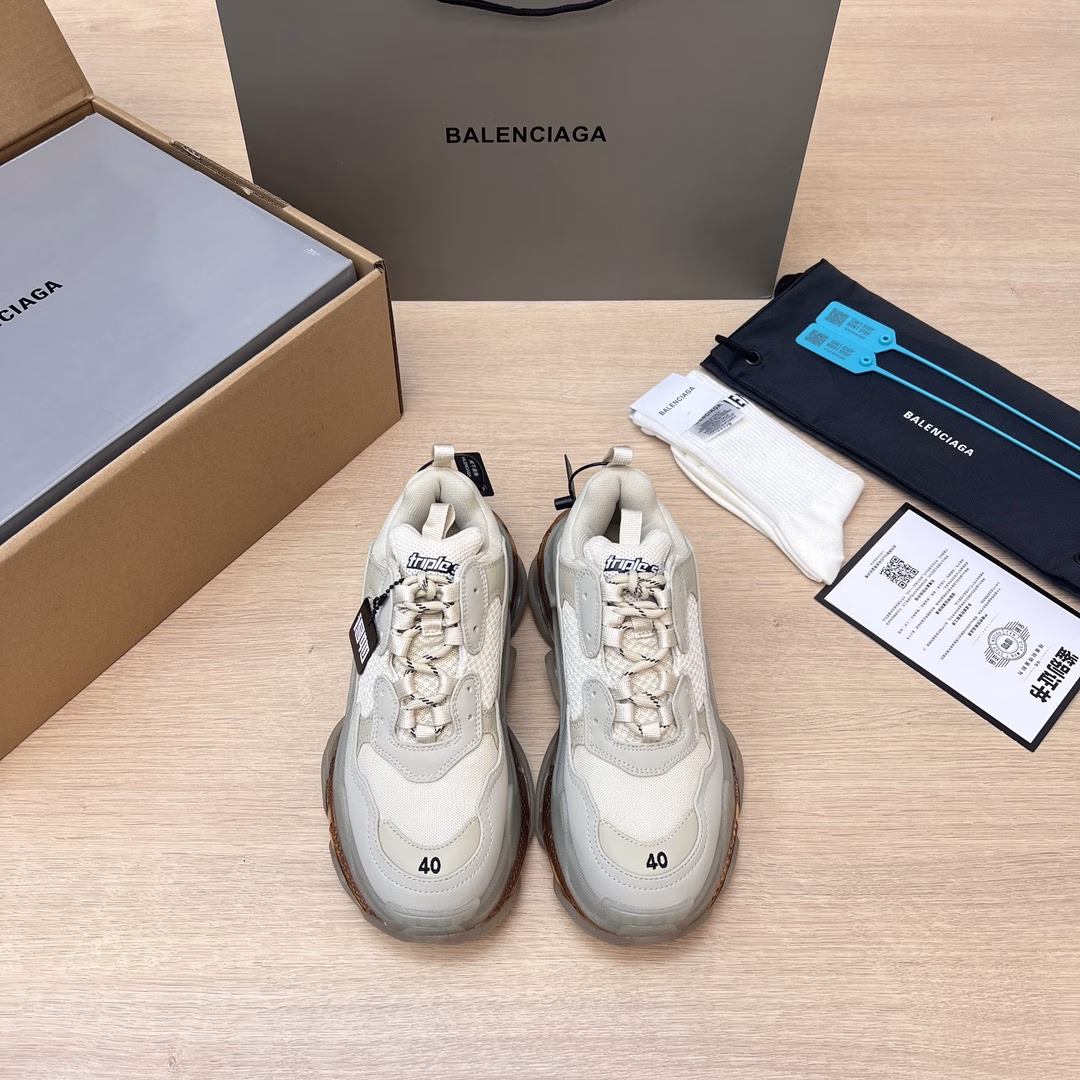 Balenciaga 19 official release air cushion version official pure original version upper purchase original mesh. Outsole transparent air cushion outsole! Full size shipping notice ‼ Correct font electro-embroidery thickness, position, size correct side TPU ventilation holes match the original Italian version correct air cushion separation outsole, TPU soft outsole original consistent 