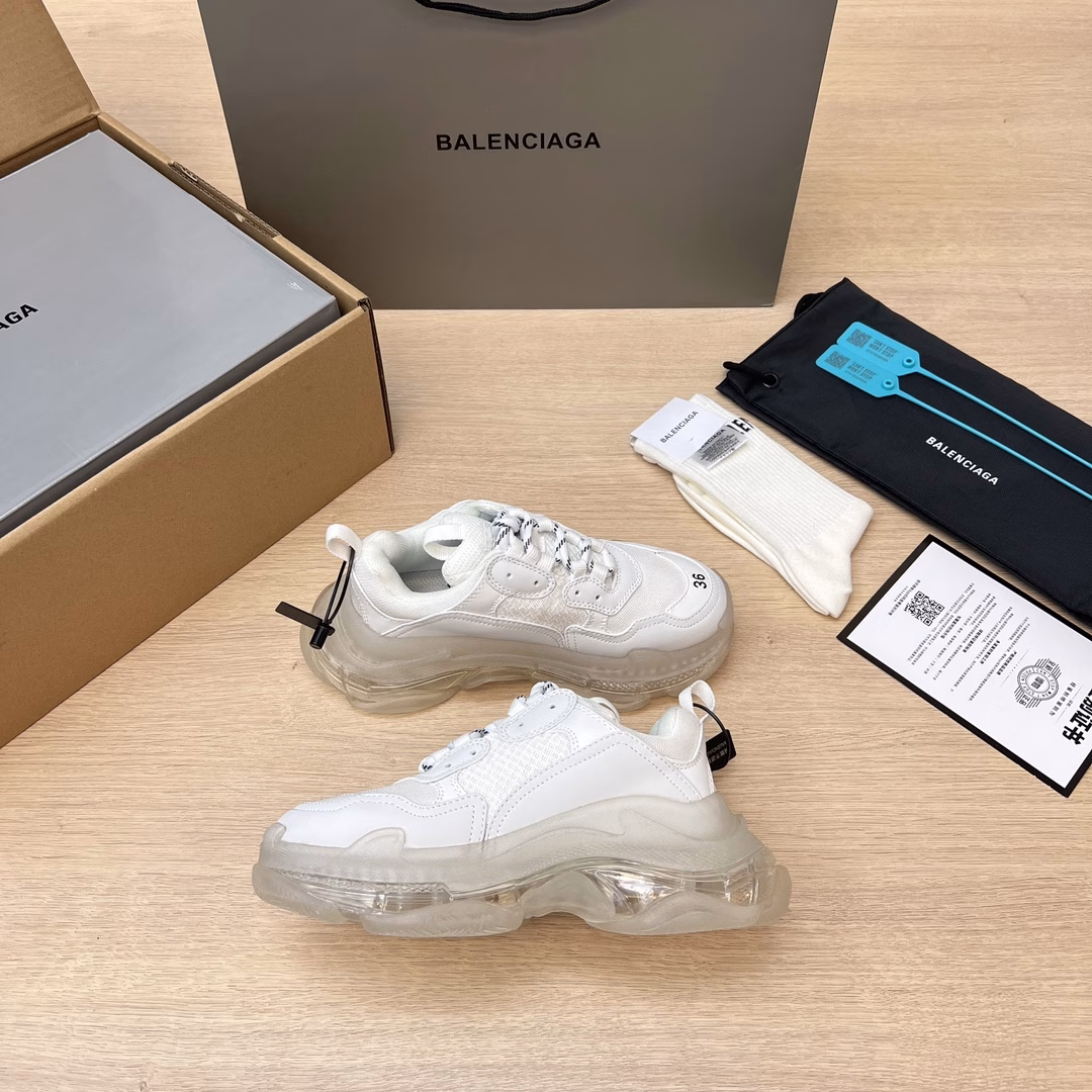 Balenciaga 19 official release air cushion version official pure original version upper purchase original mesh. Outsole transparent air cushion outsole! Full size shipping notice ‼ Correct font electro-embroidery thickness, position, size correct side TPU ventilation holes match the original Italian version correct air cushion separation outsole, TPU soft outsole original consistent 