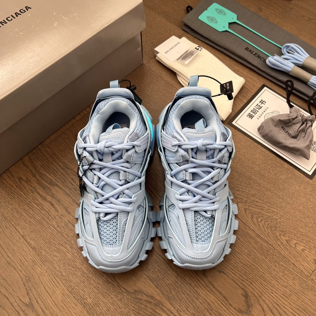 Balenciaga Track Trainer, the new LED light shoes from Balenciaga, the new version adds a rechargeable LED light strip at the heel position, which can be turned on by clicking the 