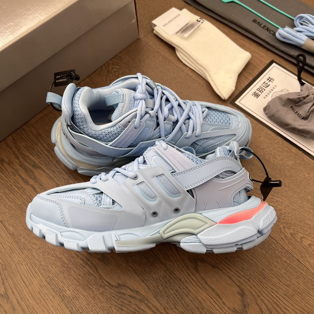 Balenciaga Track Trainer, the new LED light shoes from Balenciaga, the new version adds a rechargeable LED light strip at the heel position, which can be turned on by clicking the 