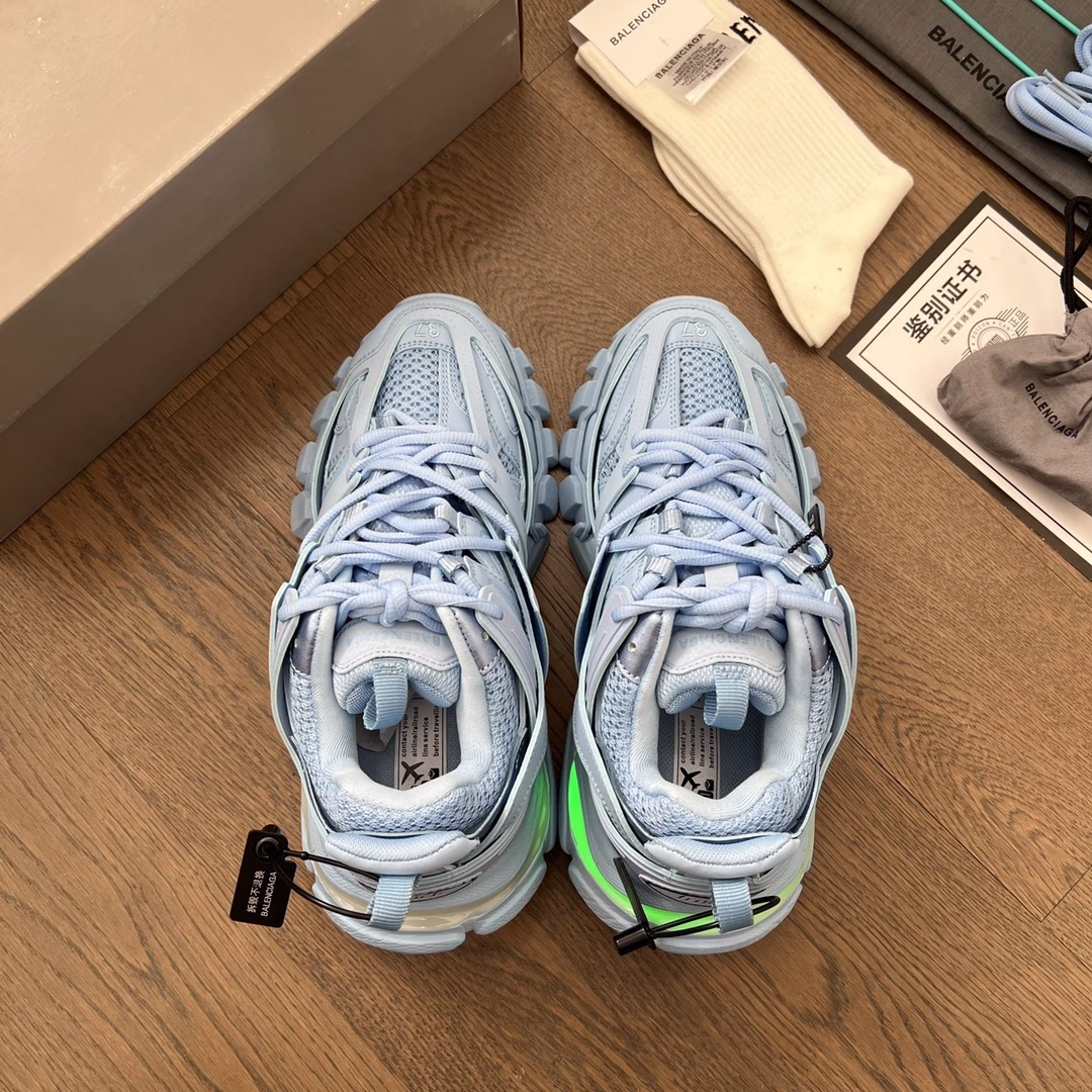 Balenciaga Track Trainer, the new LED light shoes from Balenciaga, the new version adds a rechargeable LED light strip at the heel position, which can be turned on by clicking the 