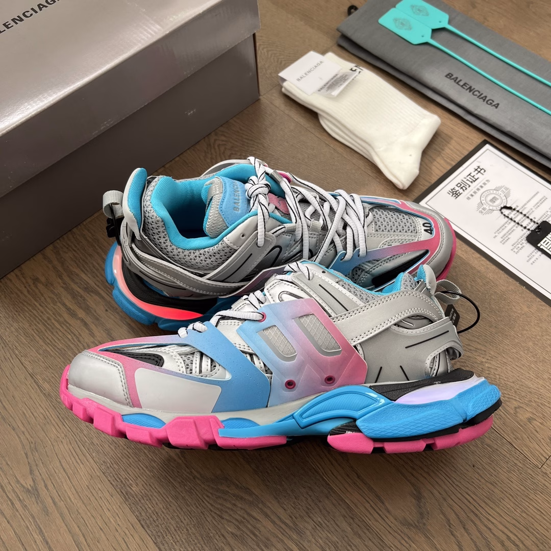 Balenciaga Track Trainer, the new LED light shoes from Balenciaga, the new version adds a rechargeable LED light strip at the heel position, which can be turned on by clicking the 