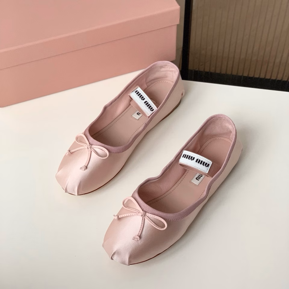 Miu French fairy ballet shoes!They are here with beauty! So fairy-like, if there is a brand that can be associated with a girly heart, it is naturally Miu Miu.