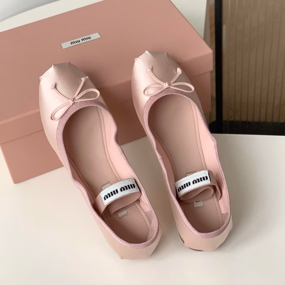 Miu French fairy ballet shoes!They are here with beauty! So fairy-like, if there is a brand that can be associated with a girly heart, it is naturally Miu Miu.