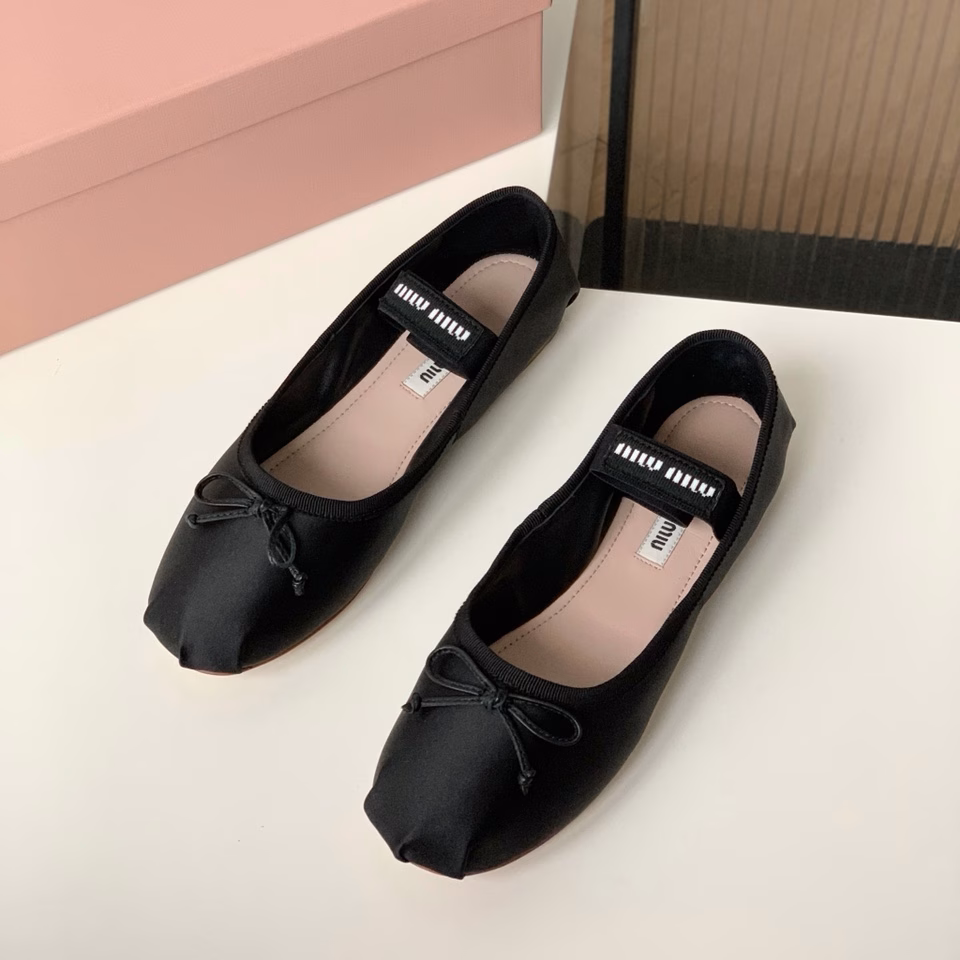 Miu French fairy ballet shoes!They are here with beauty! So fairy-like, if there is a brand that can be associated with a girly heart, it is naturally Miu Miu.