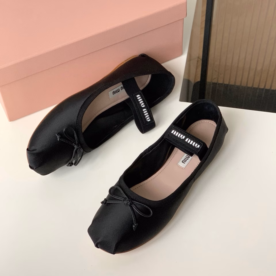 Miu French fairy ballet shoes!They are here with beauty! So fairy-like, if there is a brand that can be associated with a girly heart, it is naturally Miu Miu.