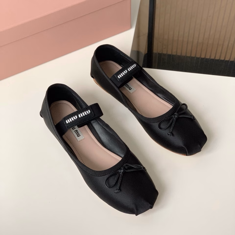 Miu French fairy ballet shoes!They are here with beauty! So fairy-like, if there is a brand that can be associated with a girly heart, it is naturally Miu Miu.