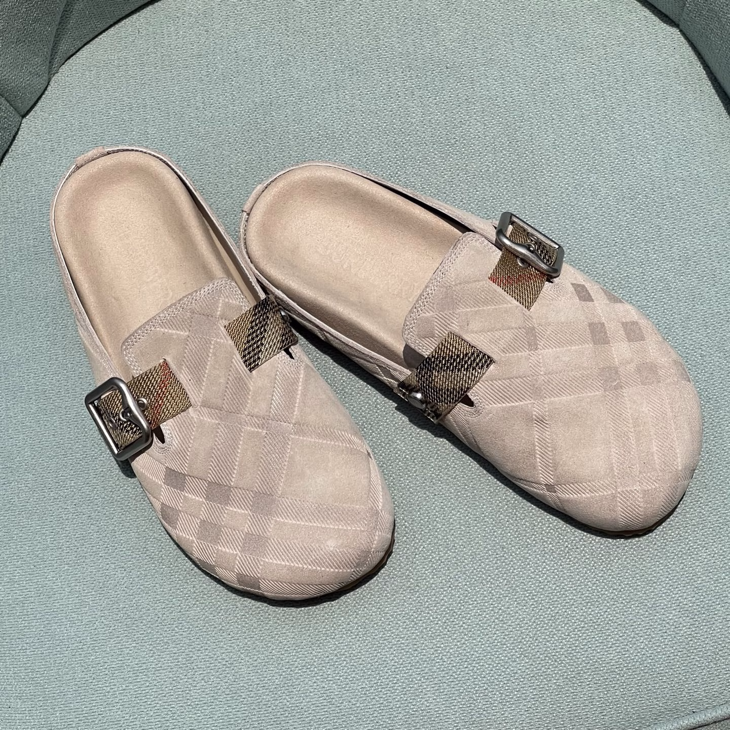 Burberry Couple's Closed Toe SlippersBurberry's 2025 hit Birkenstock slippers are out, made from soft suede fabric and crafted in an Italian workshop. Embossed with a check pattern, paired with an embossed sole and embellished with the brand's logo. Adjustable B-shaped buckle straps, decorated with the iconic sand-colored Burberry check in jacquard fine weave.