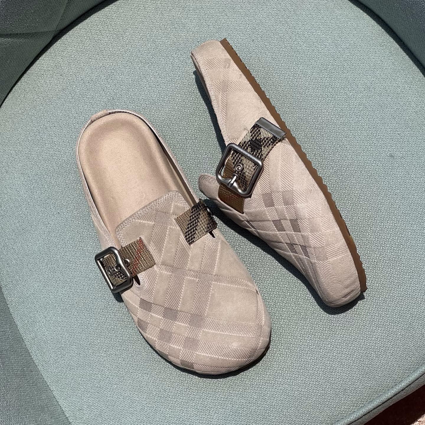 Burberry Couple's Closed Toe SlippersBurberry's 2025 hit Birkenstock slippers are out, made from soft suede fabric and crafted in an Italian workshop. Embossed with a check pattern, paired with an embossed sole and embellished with the brand's logo. Adjustable B-shaped buckle straps, decorated with the iconic sand-colored Burberry check in jacquard fine weave.