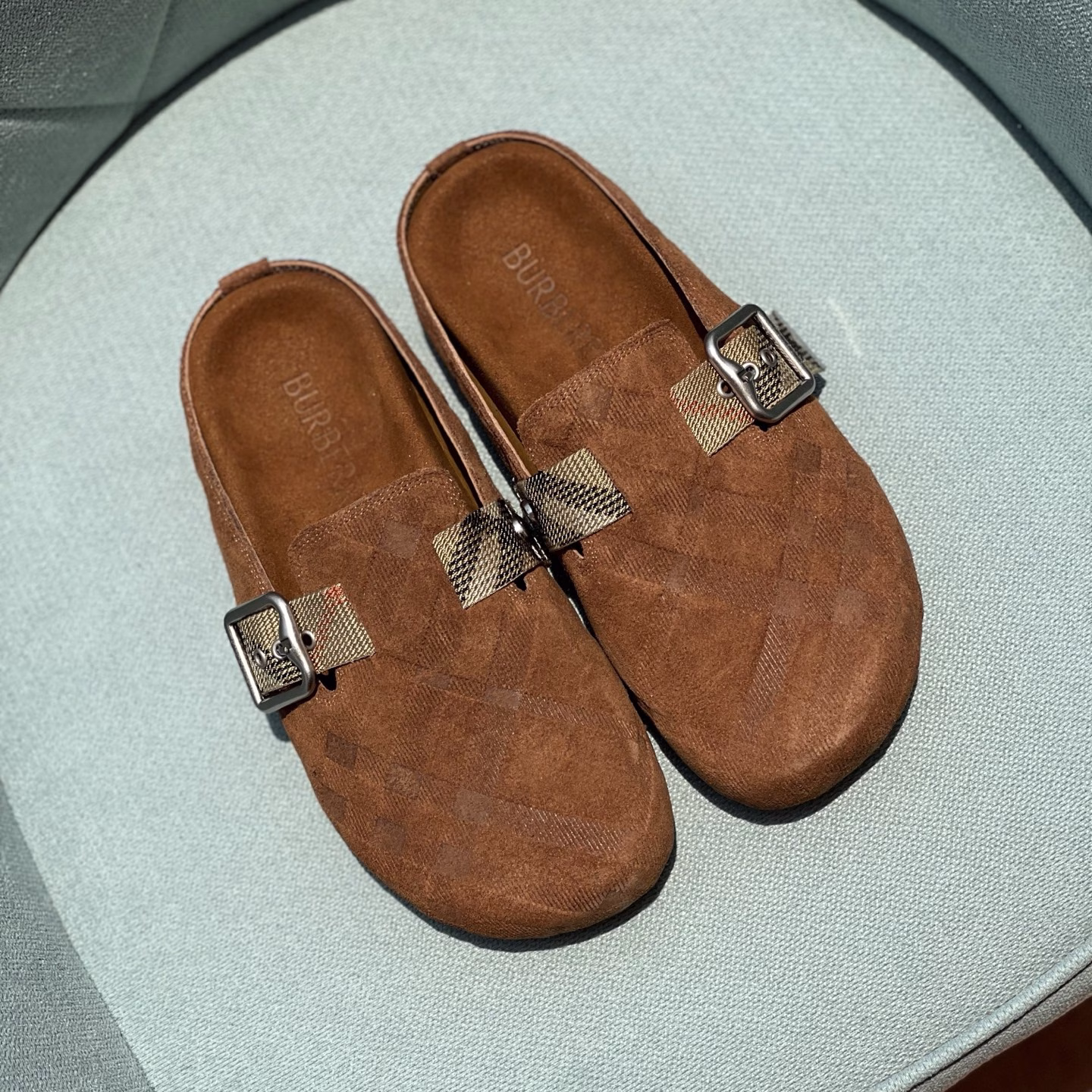 Burberry Couple's Closed Toe SlippersBurberry's 2025 hit Birkenstock slippers are out, made from soft suede fabric and crafted in an Italian workshop. Embossed with a check pattern, paired with an embossed sole and embellished with the brand's logo. Adjustable B-shaped buckle straps, decorated with the iconic sand-colored Burberry check in jacquard fine weave.