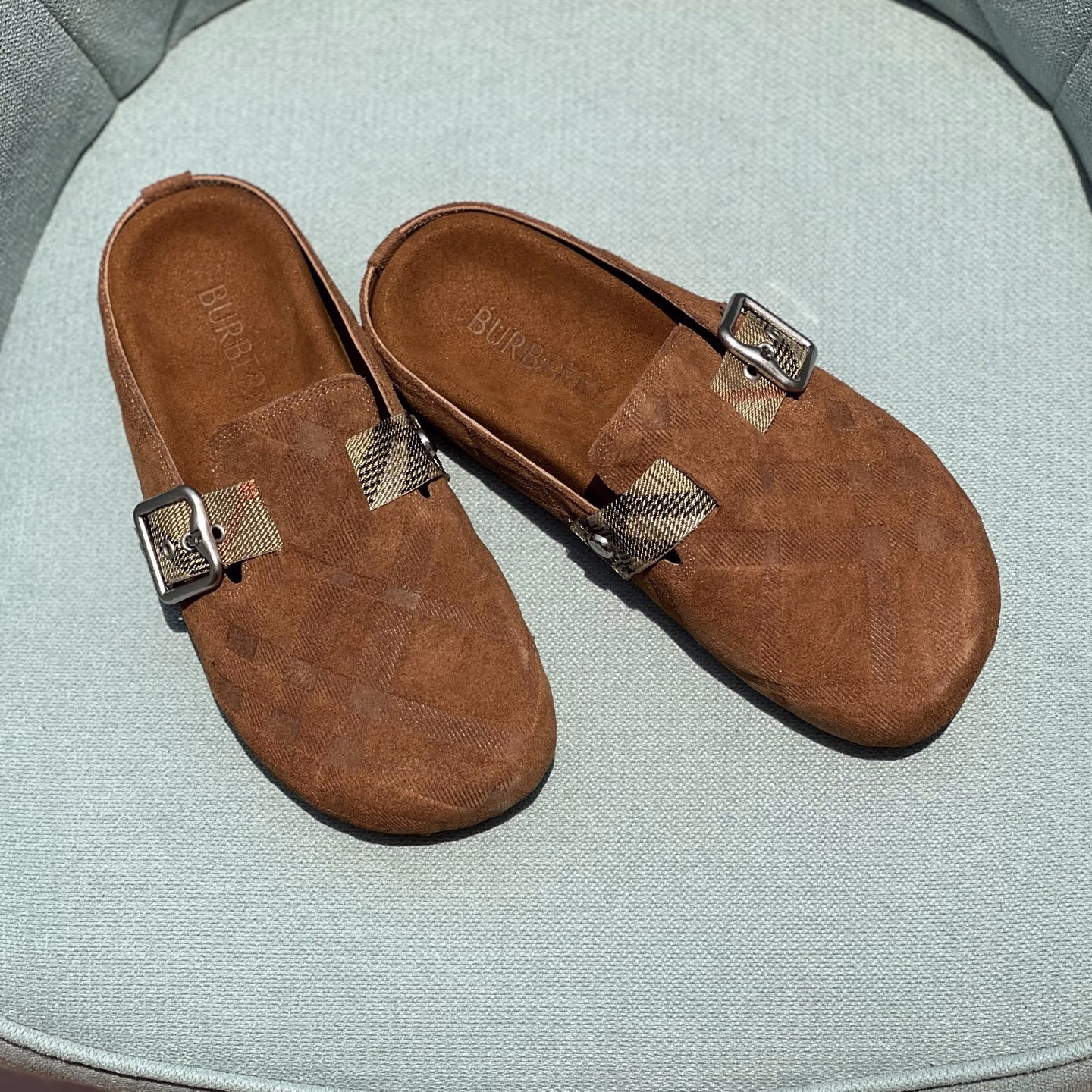 Burberry Couple's Closed Toe SlippersBurberry's 2025 hit Birkenstock slippers are out, made from soft suede fabric and crafted in an Italian workshop. Embossed with a check pattern, paired with an embossed sole and embellished with the brand's logo. Adjustable B-shaped buckle straps, decorated with the iconic sand-colored Burberry check in jacquard fine weave.