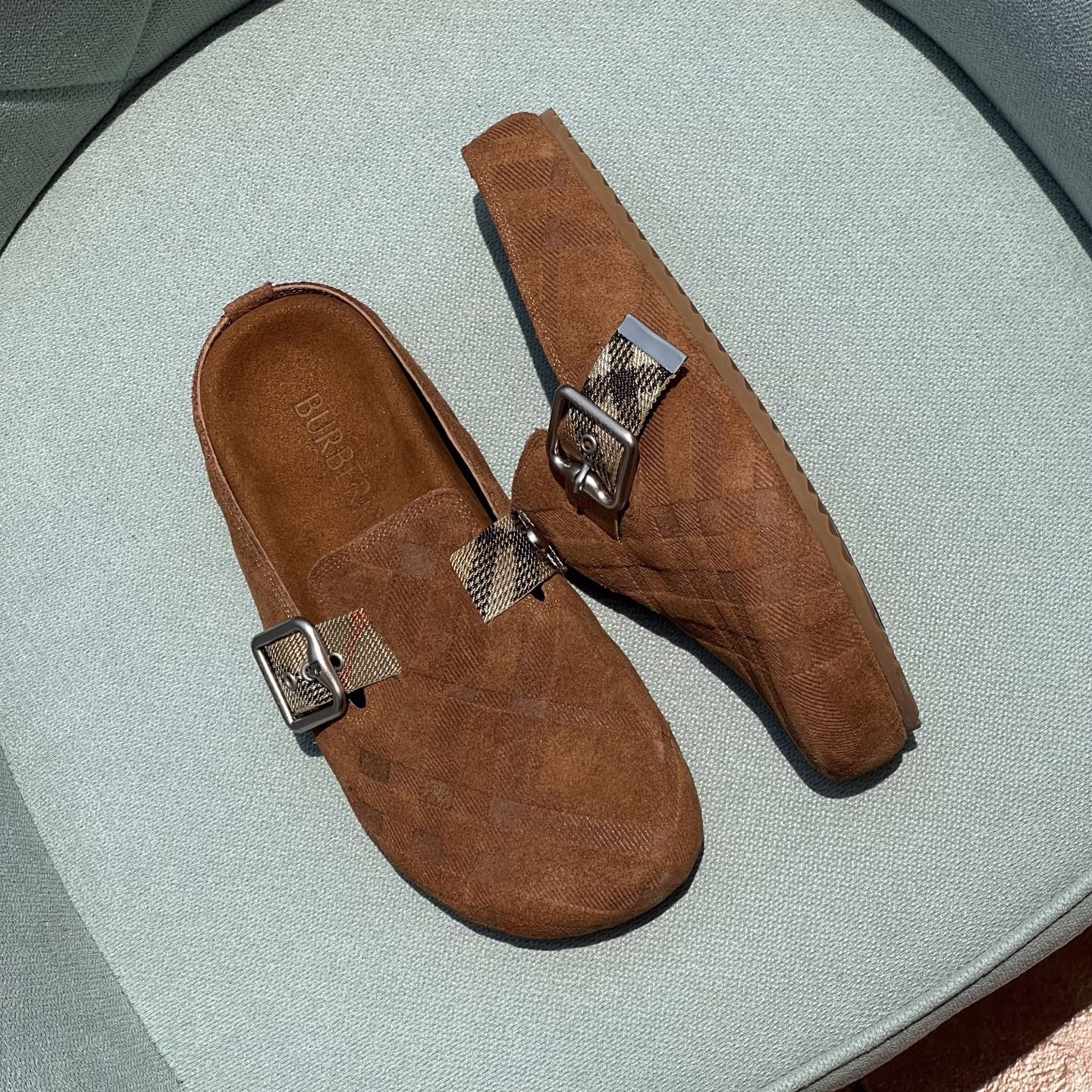 Burberry Couple's Closed Toe SlippersBurberry's 2025 hit Birkenstock slippers are out, made from soft suede fabric and crafted in an Italian workshop. Embossed with a check pattern, paired with an embossed sole and embellished with the brand's logo. Adjustable B-shaped buckle straps, decorated with the iconic sand-colored Burberry check in jacquard fine weave.