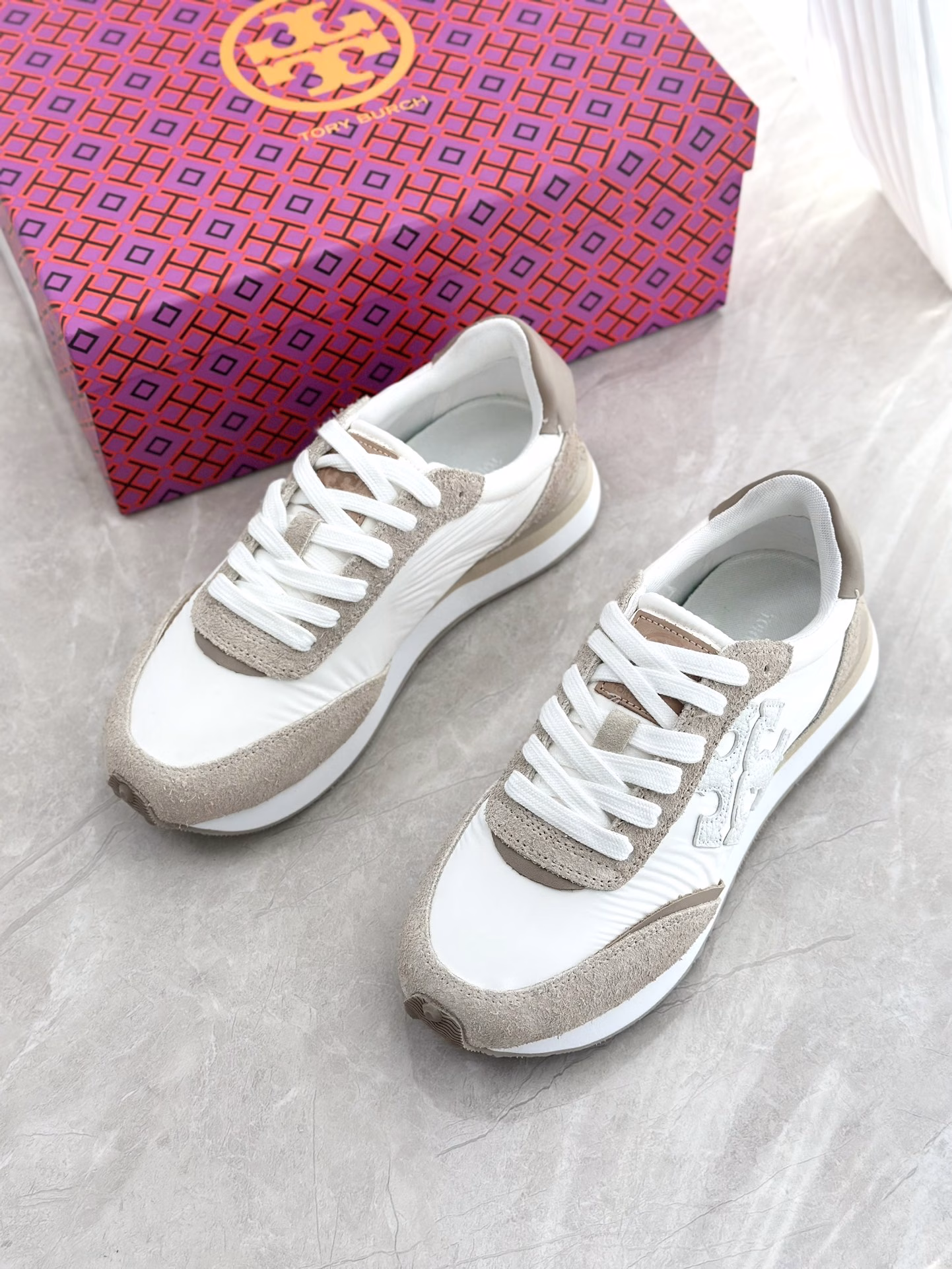 New TORY BURCH DESTINY fashion casual sneakers, Forrest Gump shoes for womenMeet the pair of sneakers that are destined to belong to you. Retro sneakers, showing the spirit of fearlessness and courage to challenge. The sneakers are equipped with rubber gaskets extending to the toe, the lightweight midsole is casual and comfortable, showing a tall figure, the upper is spliced with selected fabrics, and decorated with irregular logo patterns
