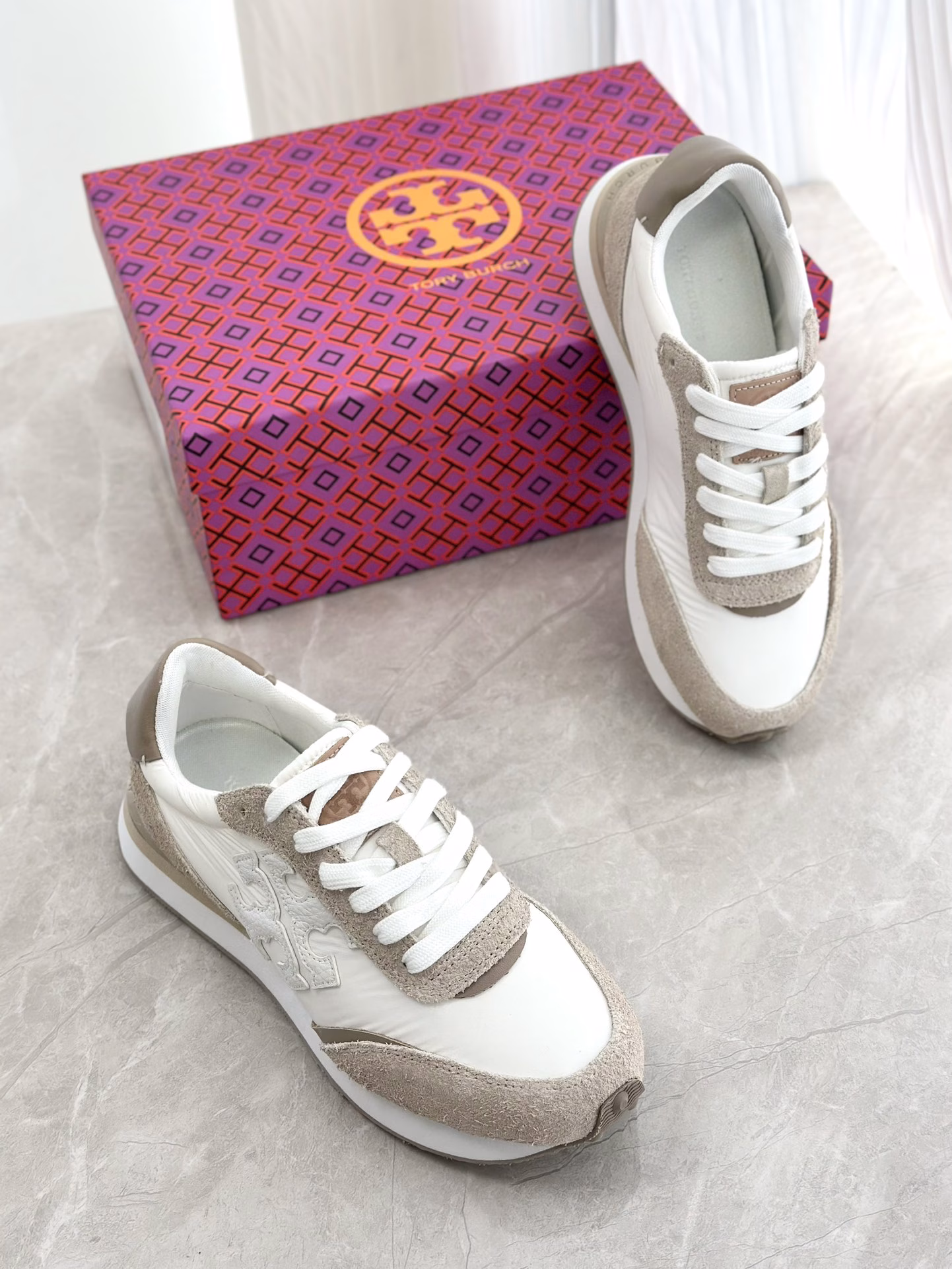New TORY BURCH DESTINY fashion casual sneakers, Forrest Gump shoes for womenMeet the pair of sneakers that are destined to belong to you. Retro sneakers, showing the spirit of fearlessness and courage to challenge. The sneakers are equipped with rubber gaskets extending to the toe, the lightweight midsole is casual and comfortable, showing a tall figure, the upper is spliced with selected fabrics, and decorated with irregular logo patterns