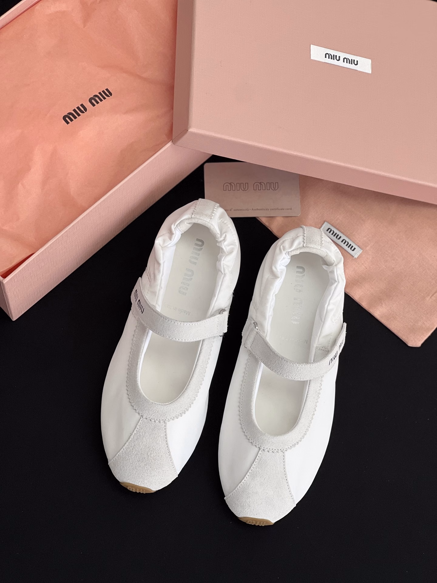 The show craftsmanship is from the Miu Miu series. Close-up of the details. The trendy elements of the new season. The concept of love at the moment, Mary Jane Ballet conveys a modern style~ It looks good no matter how you wear it. This summer's fashionista's favorite, the main feature is comfort, you don't want to take it off at all when you put it on