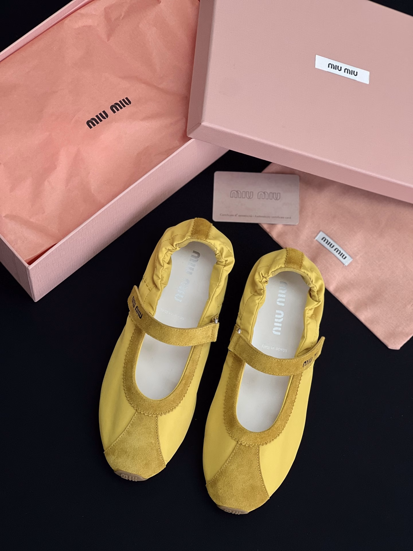 The show craftsmanship is from the Miu Miu series. Close-up of the details. The trendy elements of the new season. The concept of love at the moment, Mary Jane Ballet conveys a modern style~ It looks good no matter how you wear it. This summer's fashionista's favorite, the main feature is comfort, you don't want to take it off at all when you put it on
